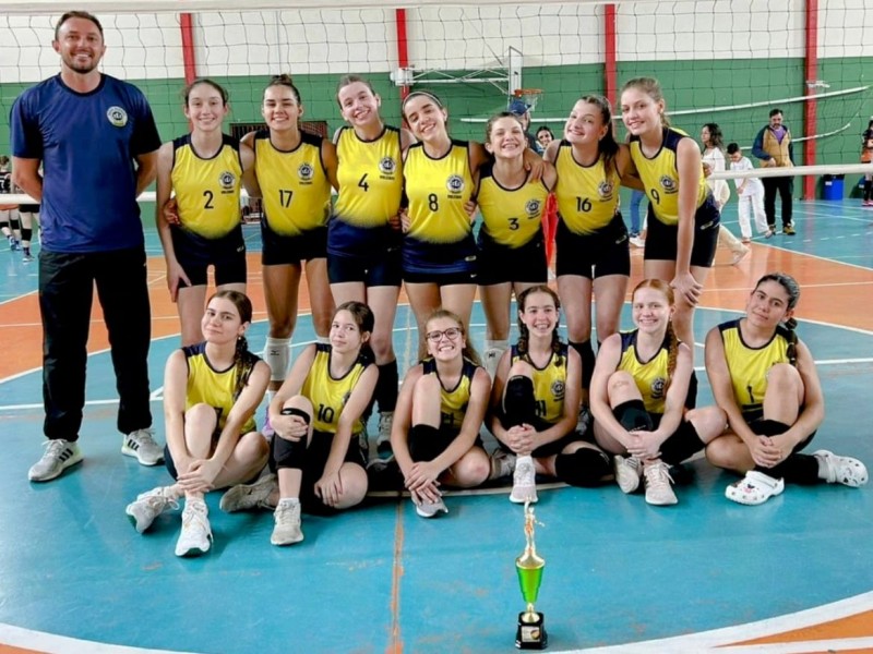 A equipe Sub-14 de Vôlei conquistou a segunda colocação geral do Circuito Microrregional de Voleibol